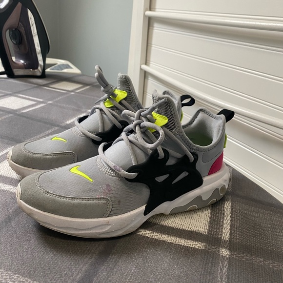 Nike React Presto Grade School Size 6 - Picture 2 of 5